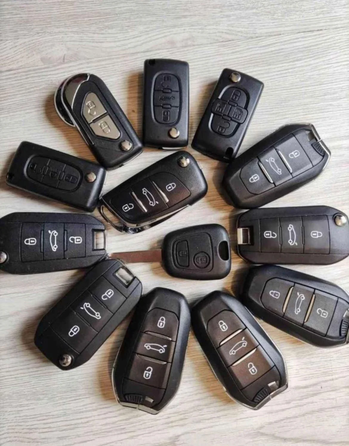 Clés automobiles de plusieurs marques prêtes à être programmées